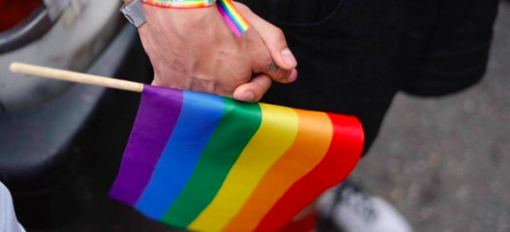 Discriminación LGBTIQ en escuelas de Latinoamérica — infografía con datos de UNESCO y BID