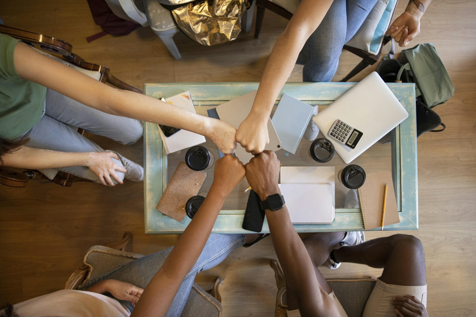 Reunión de trabajo de emprendedores diversos